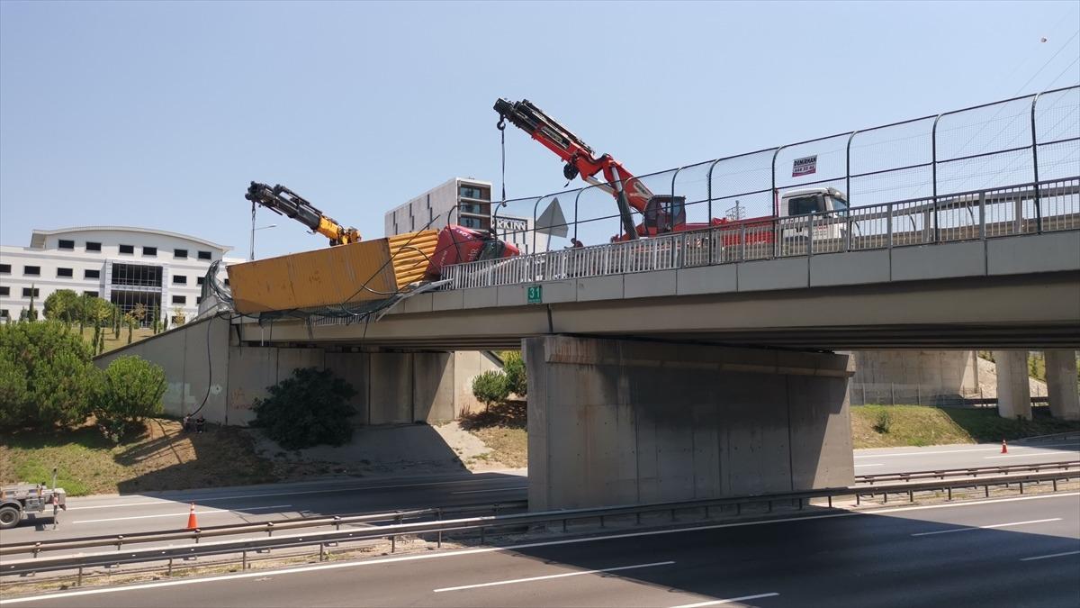 G&Uuml;NCELLEME - Kocaeli'de devrilen tır viyad&uuml;kte asılı kaldı