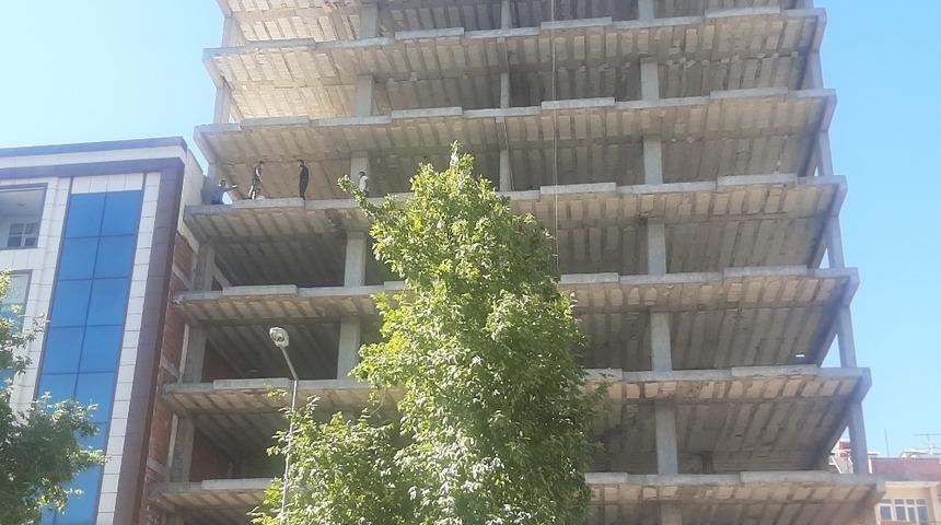 Vatandaşlar 7. kattan atlamak üzere olan genci böyle yakaladı