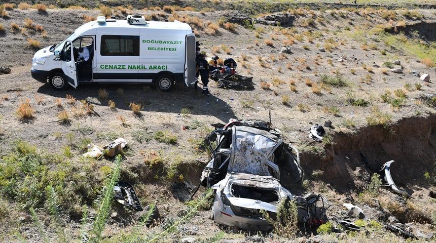 Ağrı'da otomobil şarampole devrildi: 2'si çocuk 4 kişi hayatını kaybetti