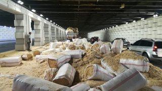 İzmir’de saman yüklü TIR alt geçide sıkıştı