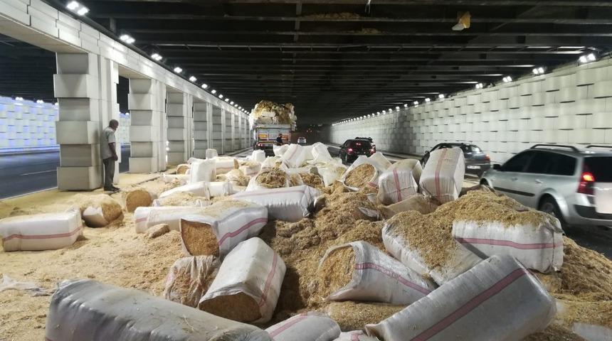 İzmir’de saman yüklü TIR alt geçide sıkıştı