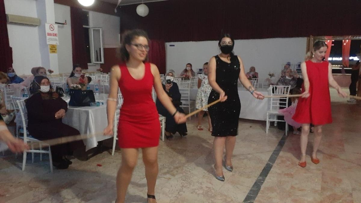 Yalova&rsquo;da sosyal mesafeli kına halayı