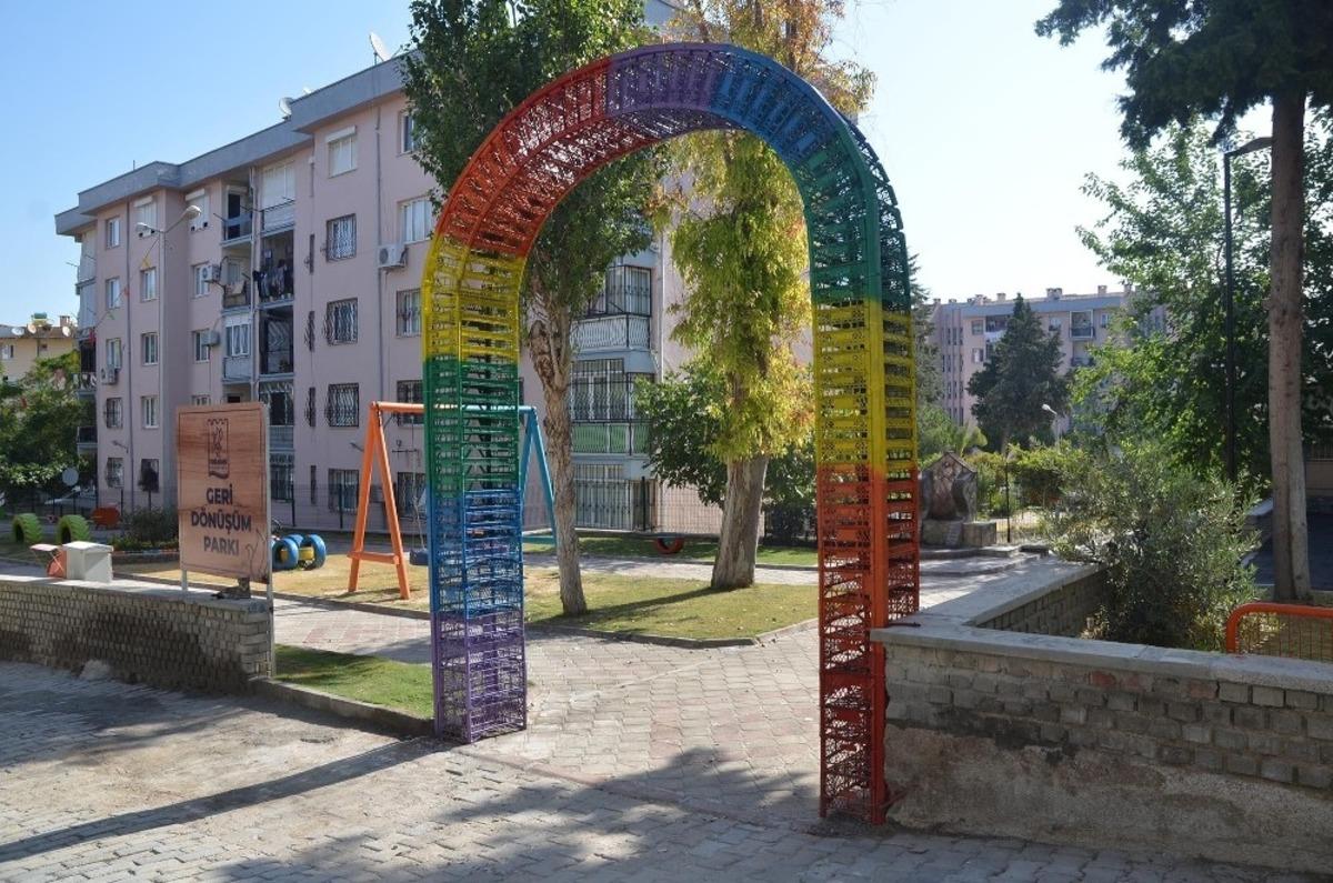 Kuşadası&rsquo;ndaki bu parkta her şey geri d&ouml;n&uuml;şt&uuml;r&uuml;ld&uuml;