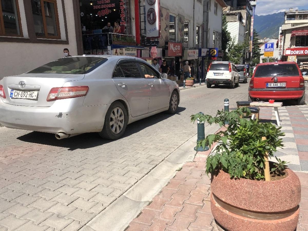 Artvin&rsquo;de bir grup esnaf cadde &uuml;zerindeki &ccedil;i&ccedil;ekliklere domates ekti