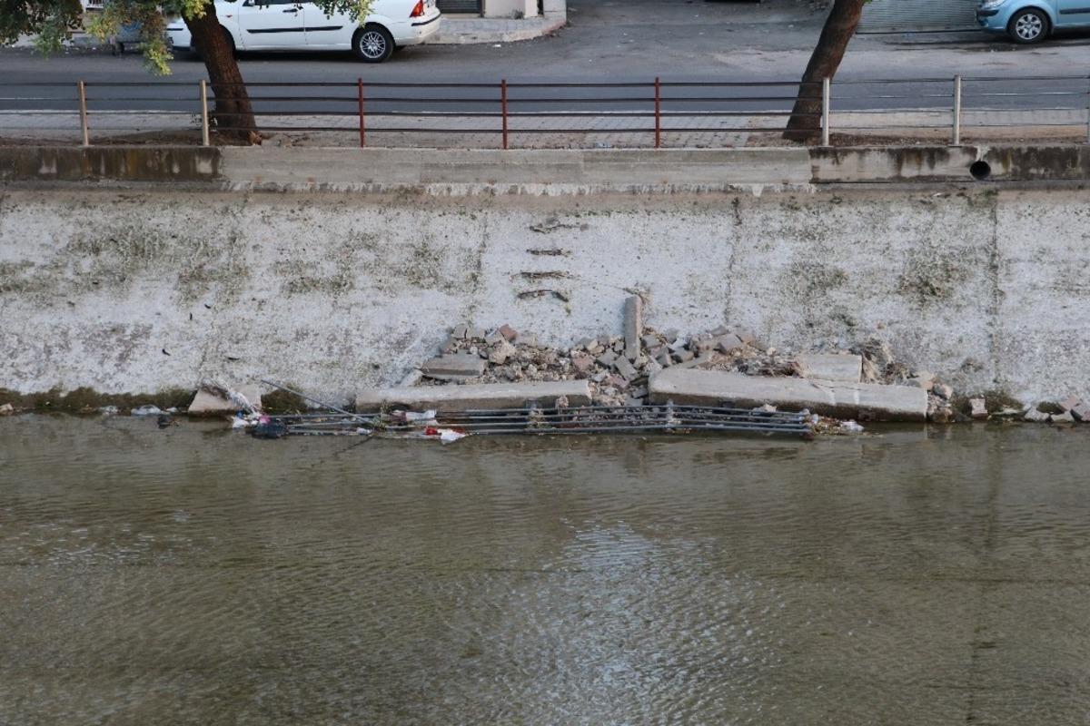 Sulama kanalına moloz ve &ccedil;&ouml;p attılar