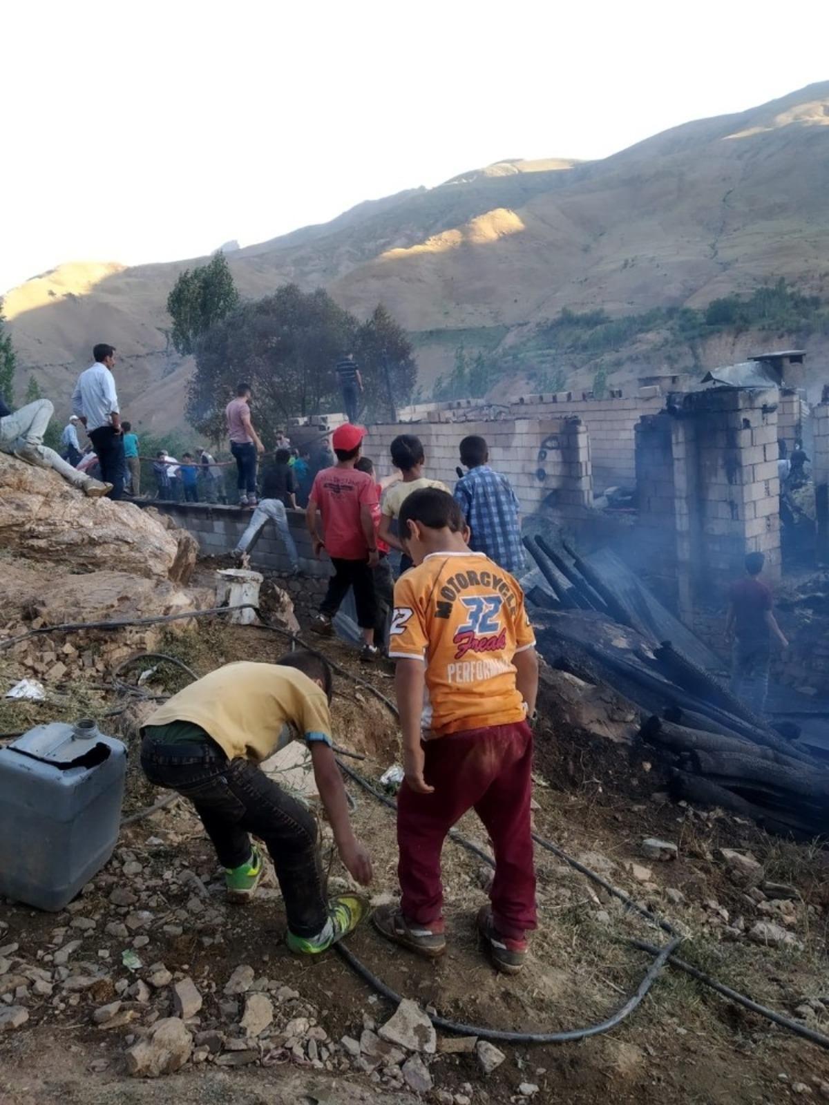 Alev alan ev kullanılamaz hale geldi