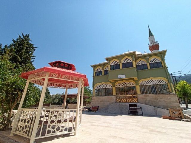 Saruhanlı Belediyesi cami bahçelerini yeniliyor