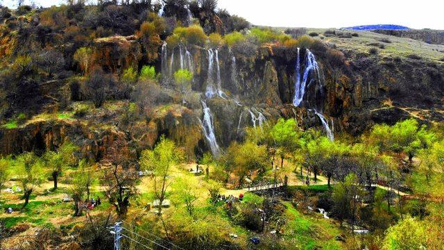 Kavurucu sıcaklarda Girlevik Şelalesinde serinliyorlar