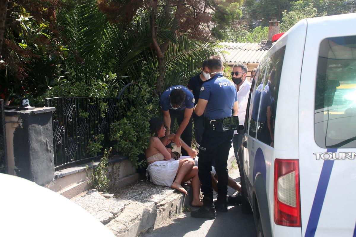 Kendisini darp eden sevgilisinden taksicinin ihbarıyla kurtuldu! Sevgilisinin g&ouml;zaltına alınacağını d&uuml;ş&uuml;n&uuml;nce...