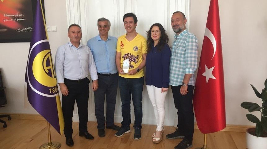 İzmir Atat&uuml;rk Lisesi&rsquo;nin yeni yıldızı Derin Kızılkaya