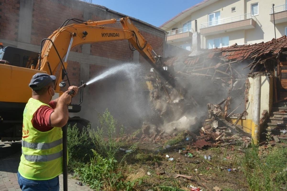 İzmit Belediyesinden metruk yapılara ge&ccedil;it yok