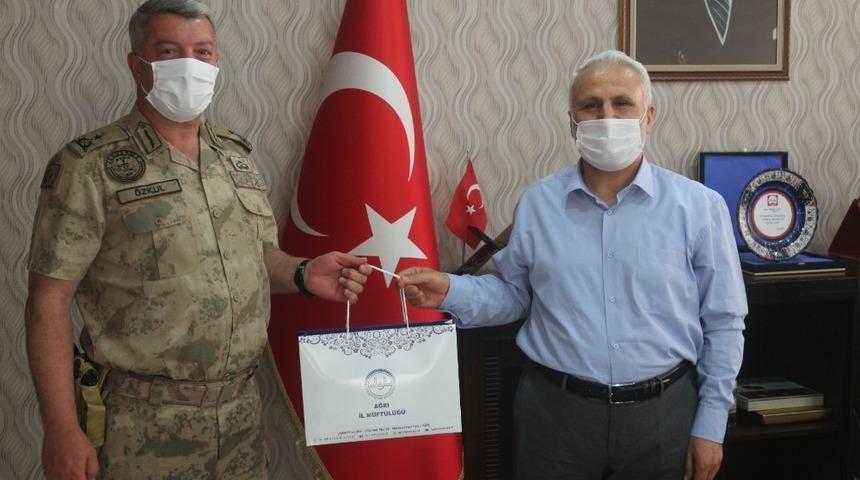 İl Jandarma Komutanı &Ouml;zkul&rsquo;dan M&uuml;ft&uuml; Top&ccedil;u&rsquo;ya veda ziyareti