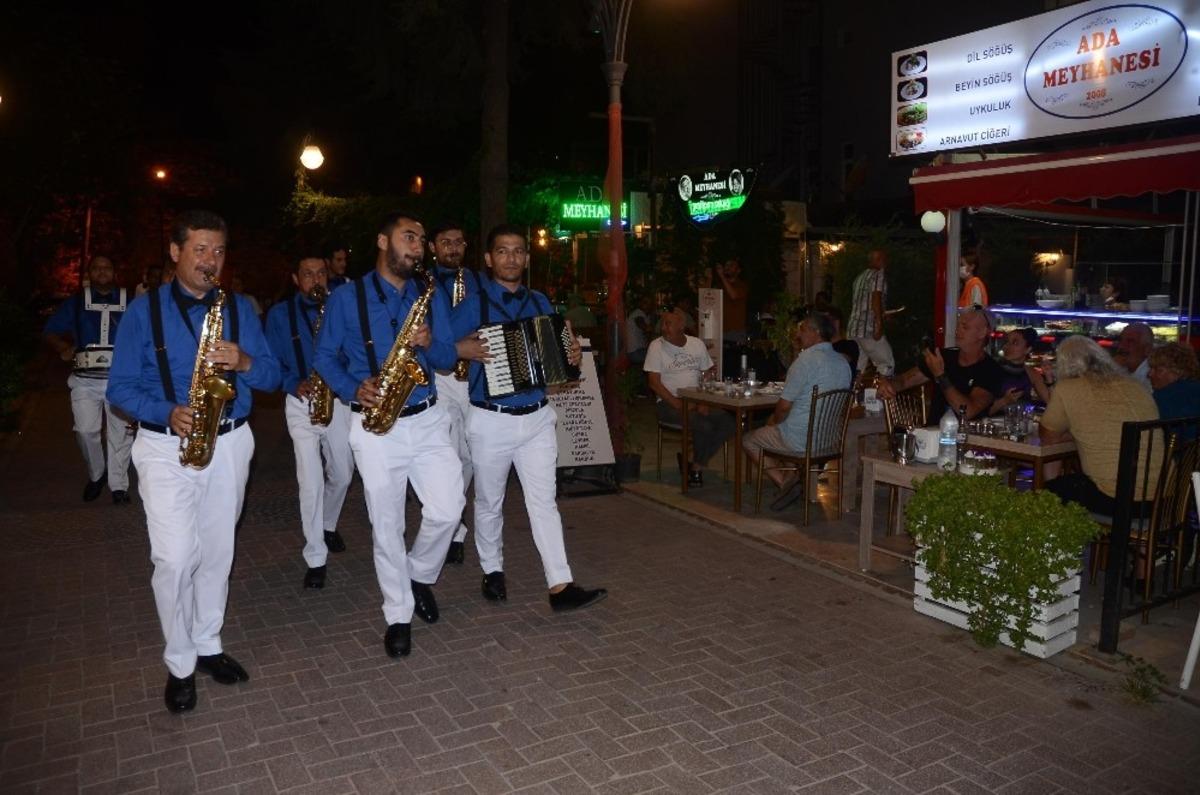 Kuşadası Kent Orkestrası&rsquo;ndan m&uuml;zik ziyafeti