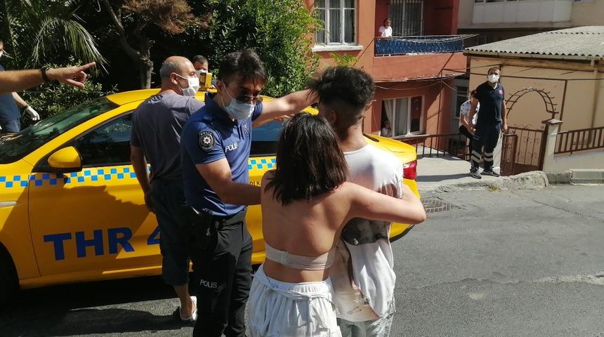 Mecidiyek&ouml;y'de sokak ortasında yarı &ccedil;ıplak kavga