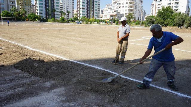 Mezitli Belediyesi, boş arsayı spor sahasına çevirdi