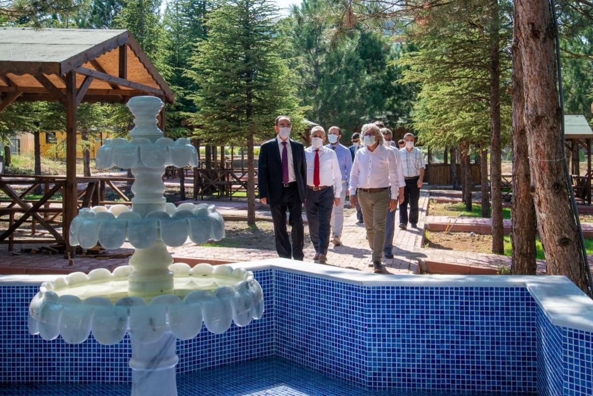 &Ouml;ğrenciler artık &ccedil;am ağa&ccedil;ları altında g&uuml;zel vakit ge&ccedil;irebilecek