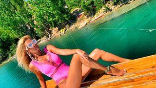 Tuğba Özay pembe mayosuyla nefes kesti