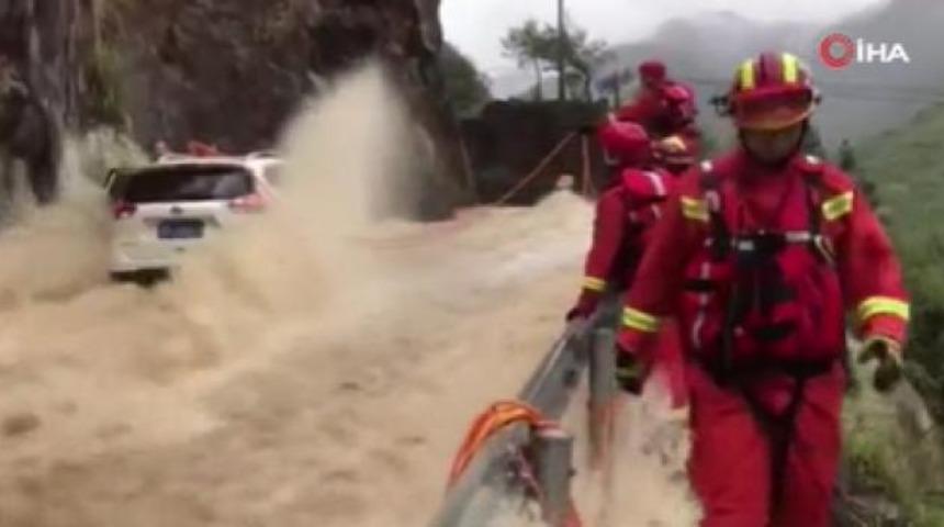 Çin’de selin ortasından film gibi kurtarma operasyonu