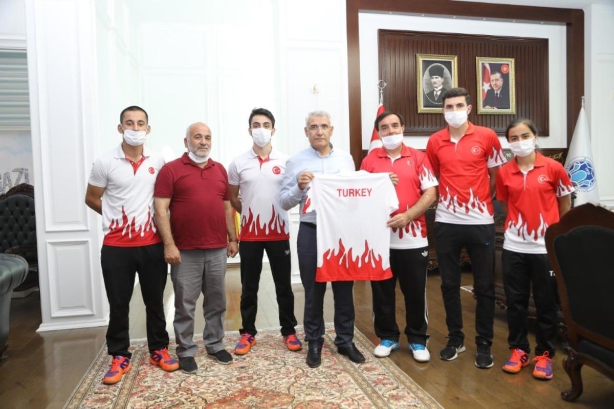 Başarılı Badmintonculardan Başkan G&uuml;der&rsquo;e ziyaret