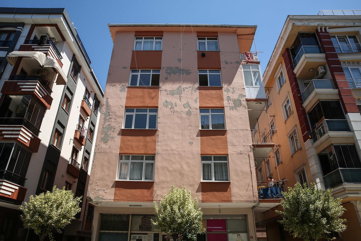 G&uuml;ng&ouml;ren'in korku apartmanı! Her an ortadan ayrılacak gibi