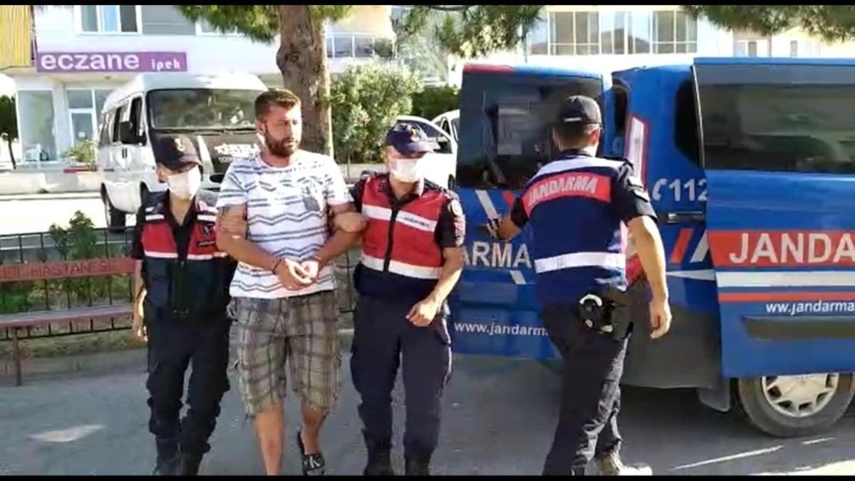 Jandarma 1 yıldır aranan zanlıyı &ccedil;ektiği fotoğraftan yakaladı