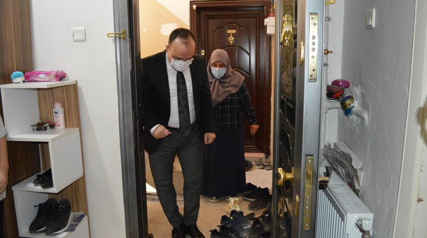 Vali 'Bug&uuml;n olmaz misafirim var' diyen kadını evinde ziyaret etti