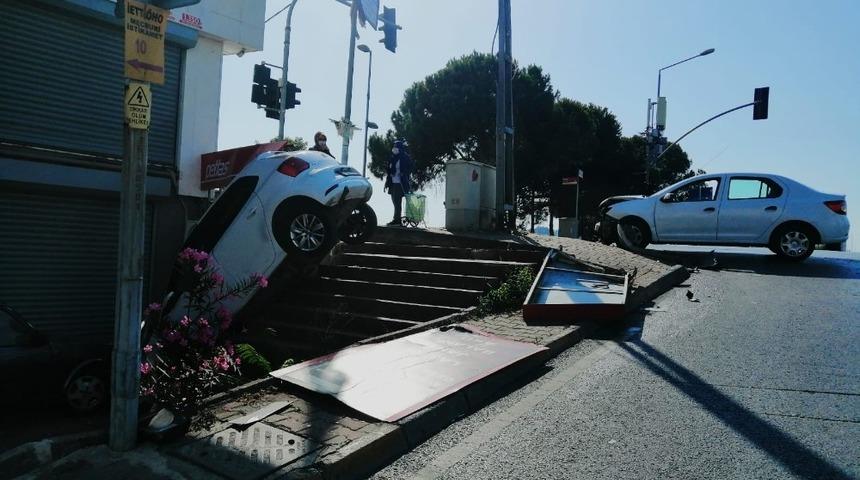 &Uuml;mraniye&rsquo;de kırmızı ışık ihlali! Faciadan d&ouml;n&uuml;ld&uuml;