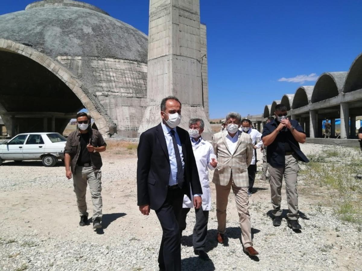 İnşaatı devam eden Tıbbiye Camii&rsquo;nde sosyal mesafeli Cuma namazı
