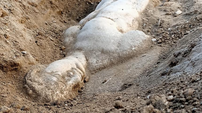 İzmir'de mitolojik varlık Satyros'un kabartması bulundu