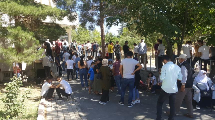 Kayseri'de 'koronavirüs testi' kuyruğu