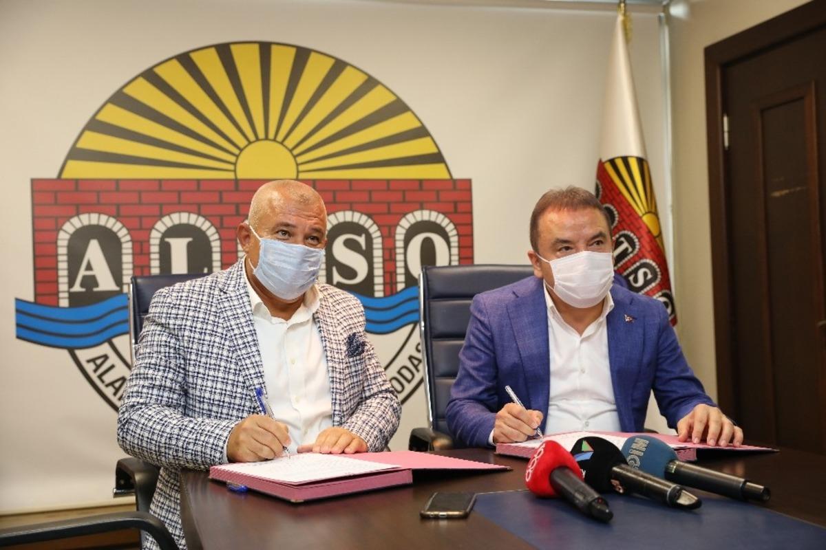 Başkan B&ouml;cek, Alanyalı Hal ve Ulaşım esnafı ile buluştu