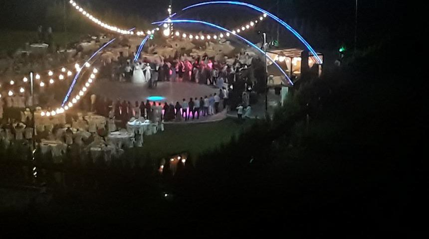 Sosyal mesafe ve maske kuralına uymadan 'halay' çektiler