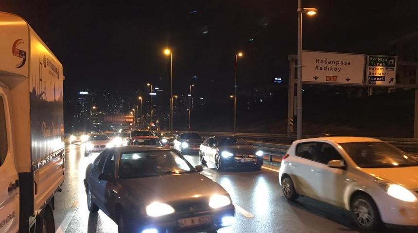 &Uuml;sk&uuml;dar&rsquo;da otomobil hafif ticari araca arkadan &ccedil;arptı: 3 yaralı