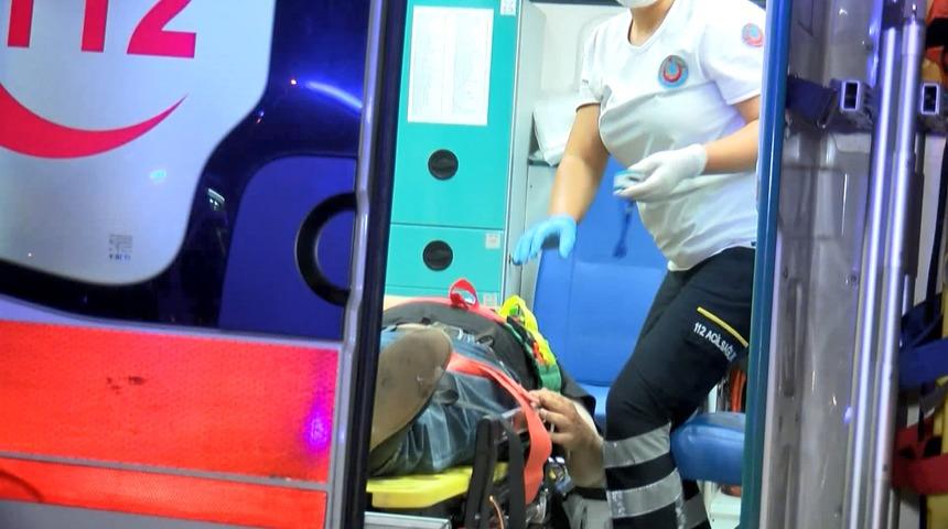 Sapağı ka&ccedil;ıran s&uuml;r&uuml;c&uuml;, &ouml;nce otomobile sonra bariyerlere &ccedil;arptı: 3 yaralı