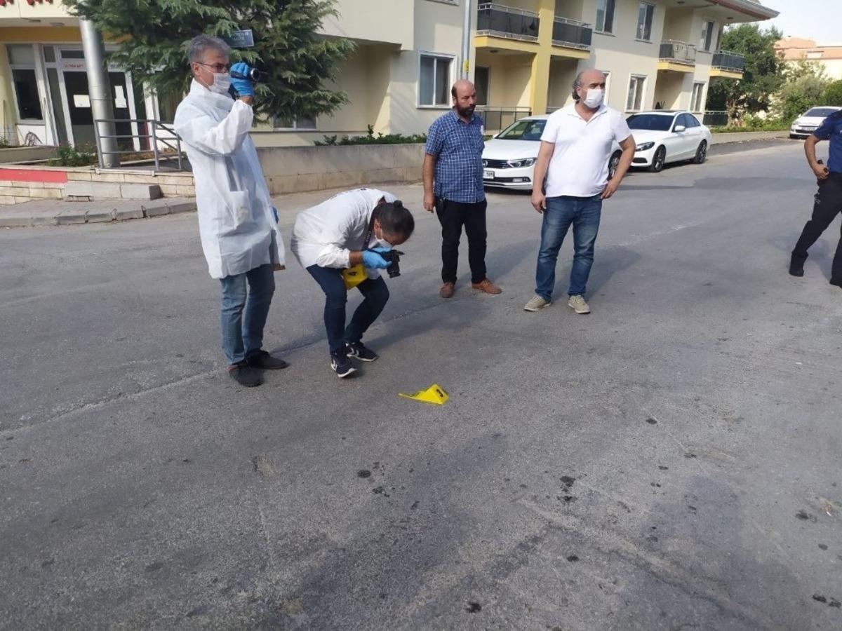 Kendisini g&ouml;zaltına almak isteyen polislere saldırdı, ka&ccedil;arken yaralandı