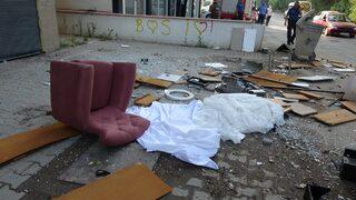 Sinir krizi geçiren kadın evdeki eşyaları sokağa fırlattı