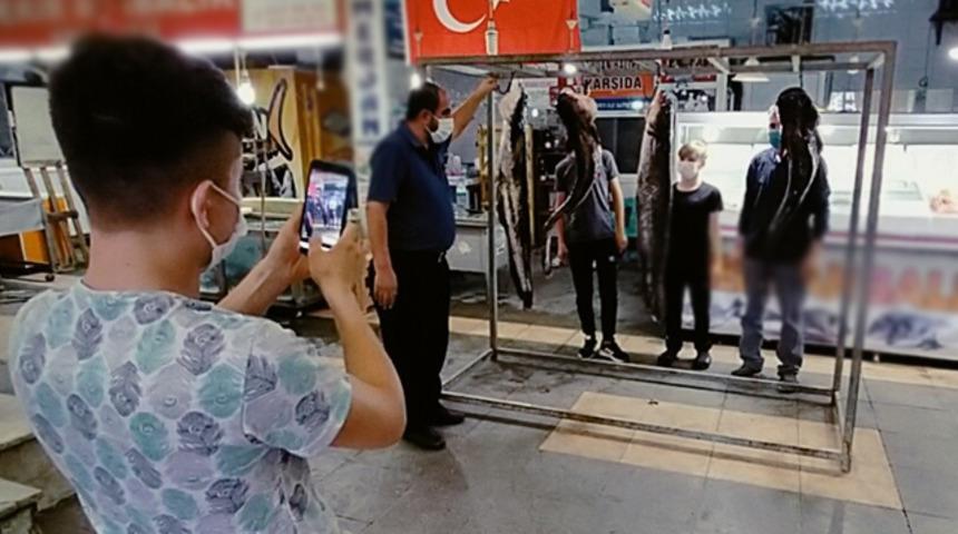Bir bu&ccedil;uk metrelik yayın balıklarına b&uuml;y&uuml;k ilgi! G&ouml;ren telefona sarıldı