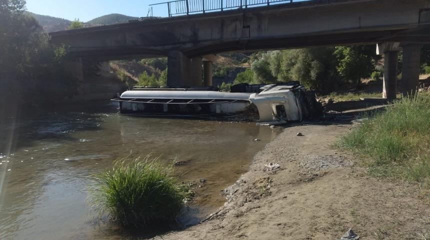 Yakıt tankeri k&ouml;pr&uuml;den d&uuml;şt&uuml;