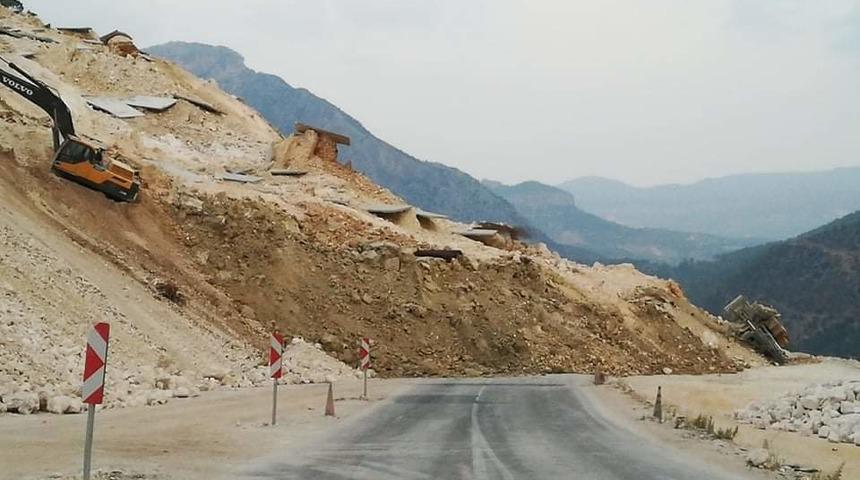 Mersin'de heyelan! 2 iş makinesi toprak altında kaldı