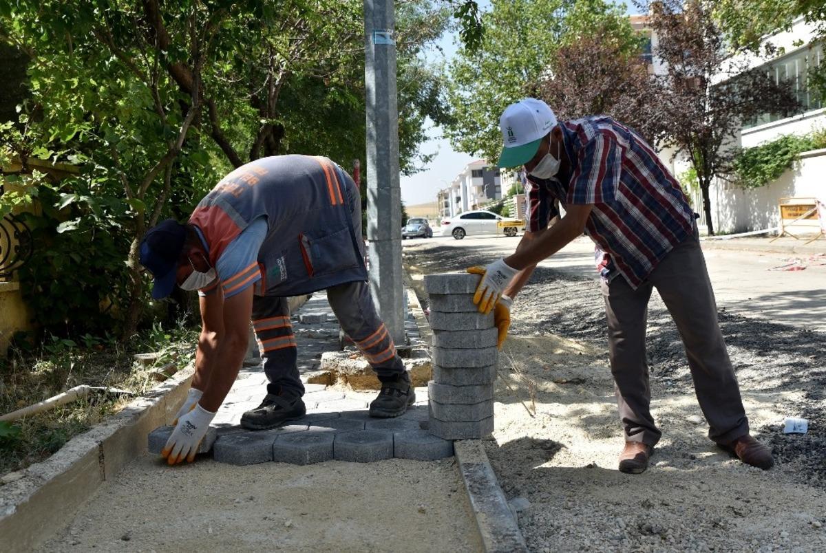 Tepebaşı&rsquo;nda yol ve kaldırım &ccedil;alışmaları
