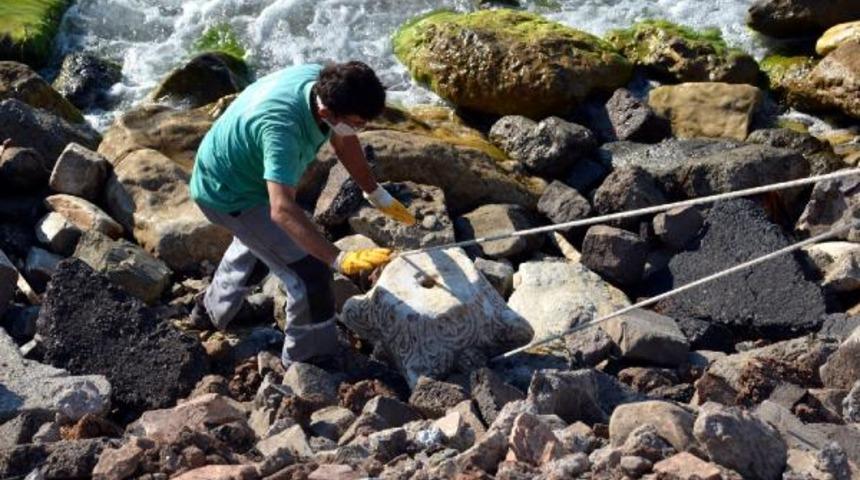 Zonguldak'ta sahilde s&uuml;tun bulundu! İş makinesiyle &ccedil;ıkartıldı