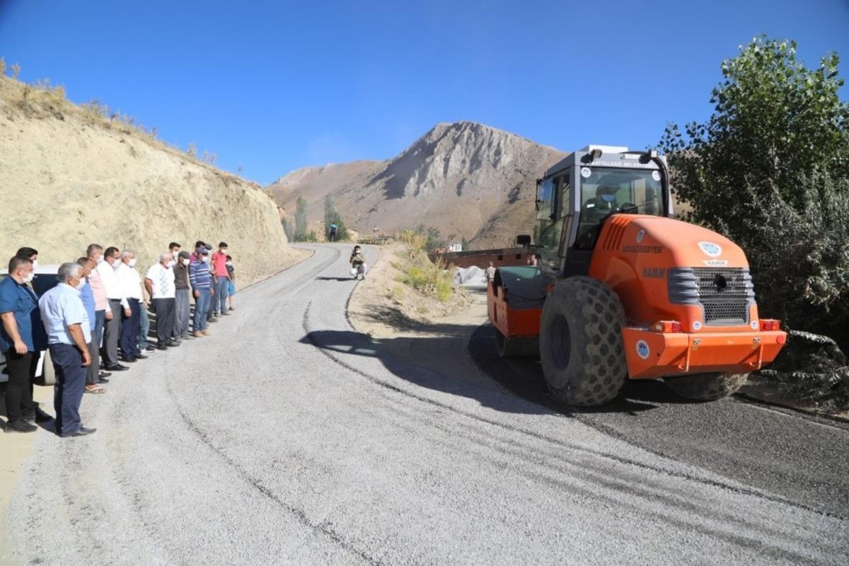 Karag&ouml;z Mahallesi uzun yıllar sonra asfalta kavuştu