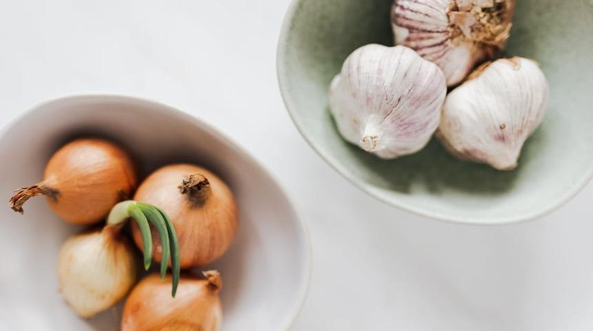 Meğer şifayı kendi ellerimizle &ccedil;&ouml;pe atıyormuşuz! Soğan ve sarımsak kabukları...