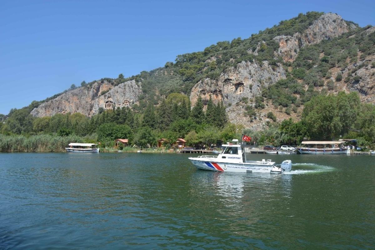 Dalyan&rsquo;da jandarma ekiplerinden korona vir&uuml;s uyarısı