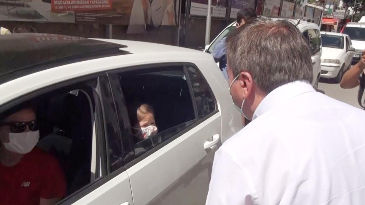 Vali Aydoğdu maske takan &ccedil;ocuğu ve ailesini tebrik etti