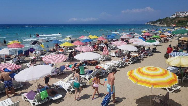 Kuşadası’nda sıcaktan bunalan plaja koştu G1