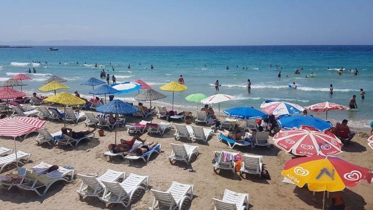 Kuşadası’nda sıcaktan bunalan plaja koştu G2