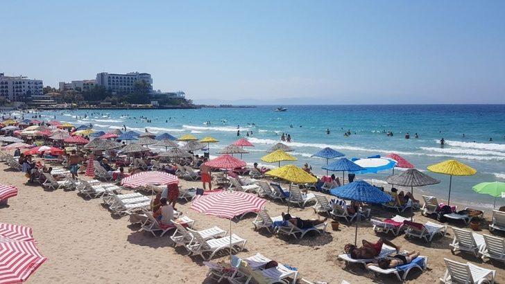 Kuşadası’nda sıcaktan bunalan plaja koştu G4