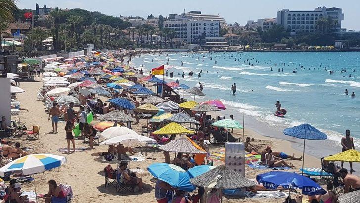 Kuşadası’nda sıcaktan bunalan plaja koştu G5