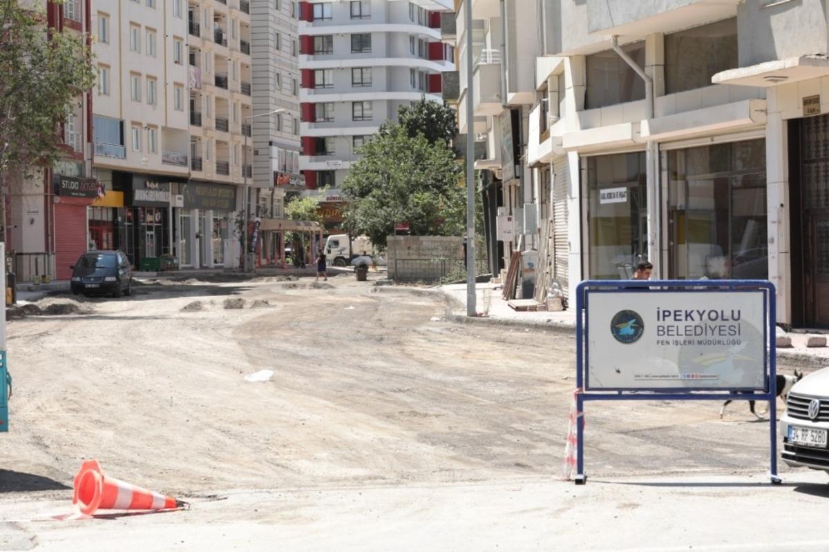 Ercişli Emrah sokak yenileniyor